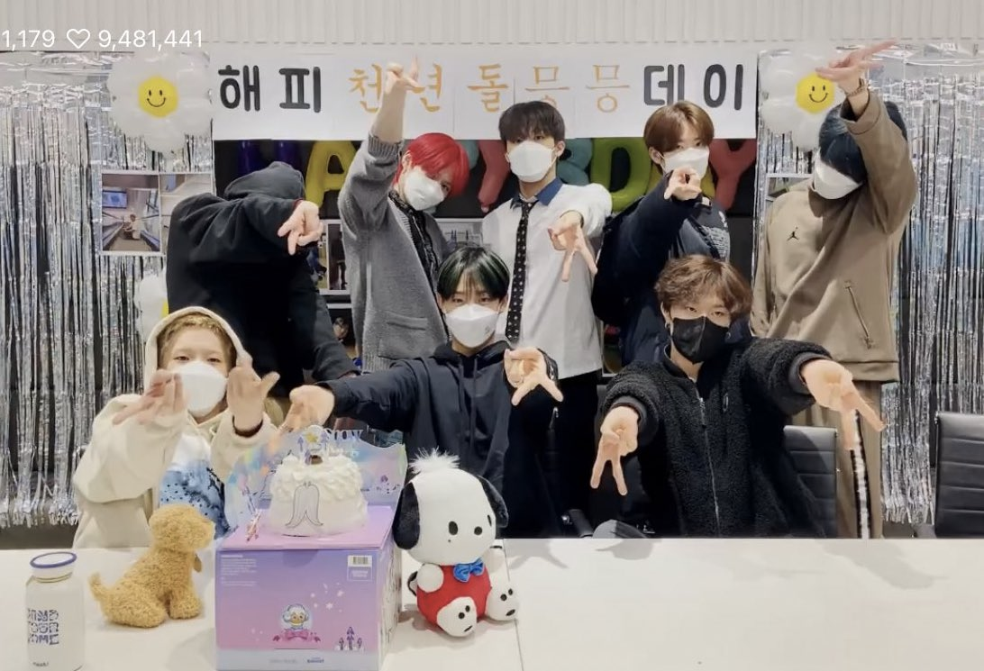 一群穿着不同服饰的人在聚会中一起展示Gyaru Peace手势,背景装饰有生日主题的彩带和气球。