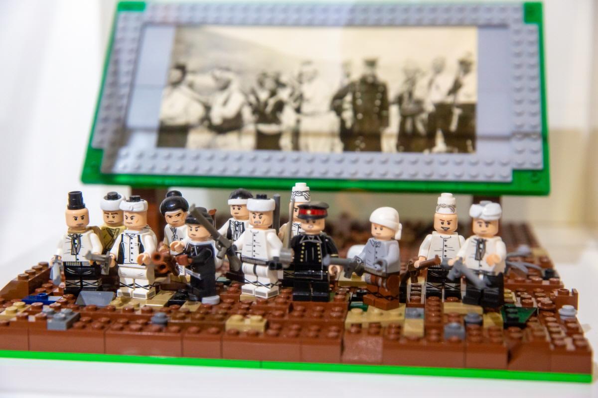 hình người bằng lego ở Brick Campus, đảo Jeju