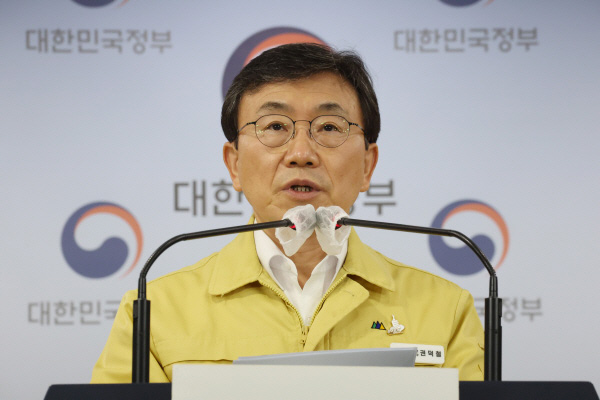 韩国政府官员在新闻发布会宣布为60岁以上居民实施第四剂新冠疫苗接种计划。