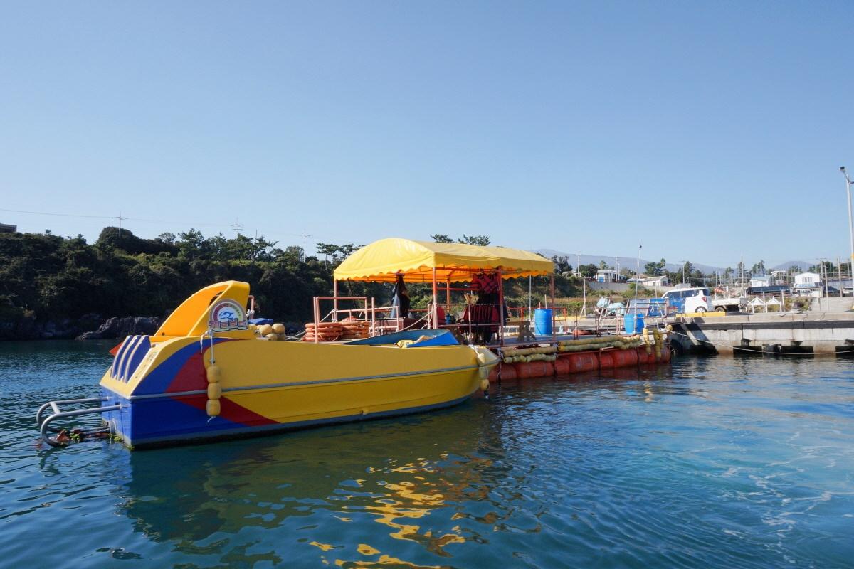 Ein Gelbes Soesokkak-Jetboot, das im Hafen von Jeju, Südkorea, für eine Fahrt bereitsteht.