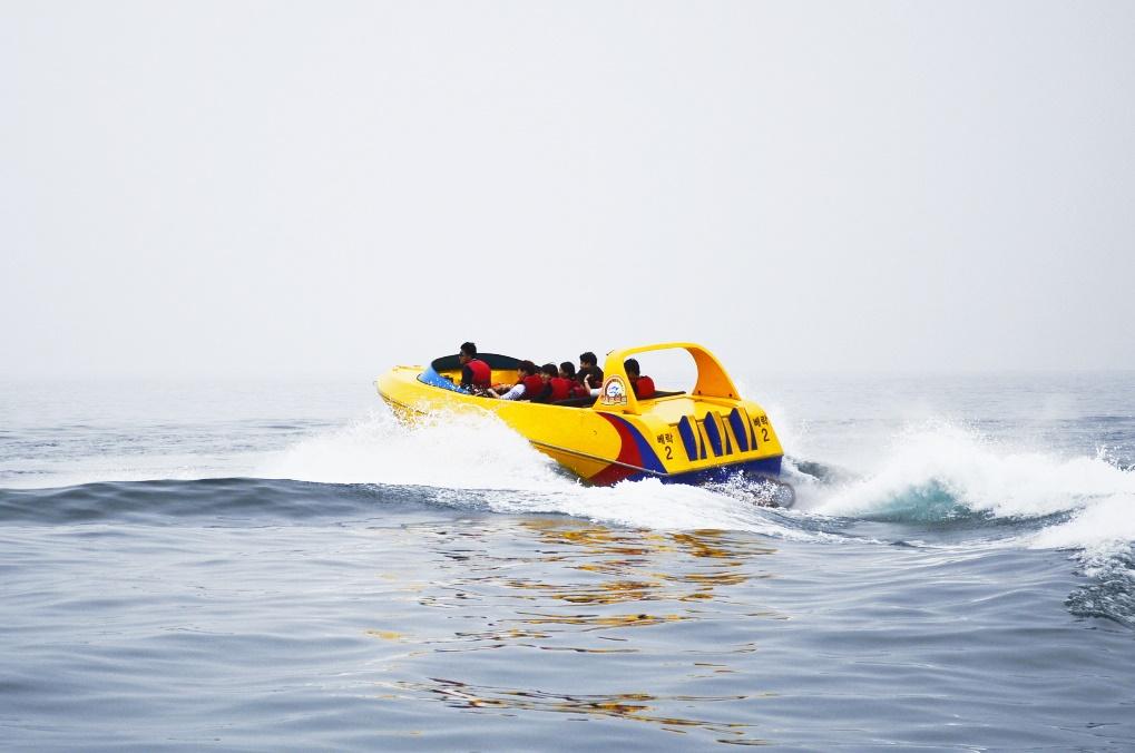 Ein Soesokkak-Jetboot, das in atemberaubender Geschwindigkeit über die Wellen von Jeju Island rauscht.