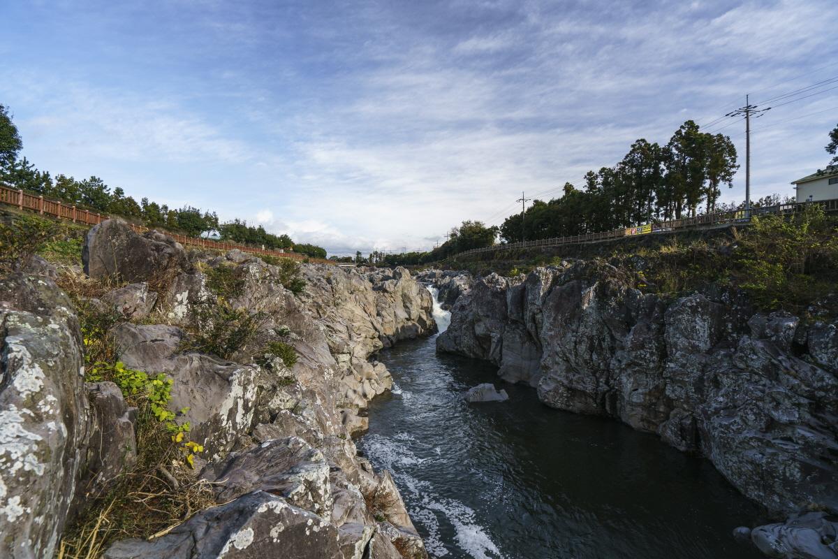 Die aufregende Landschaft von Soesokkak Estuary auf Jeju Island mit Felsen und klarem Wasser.