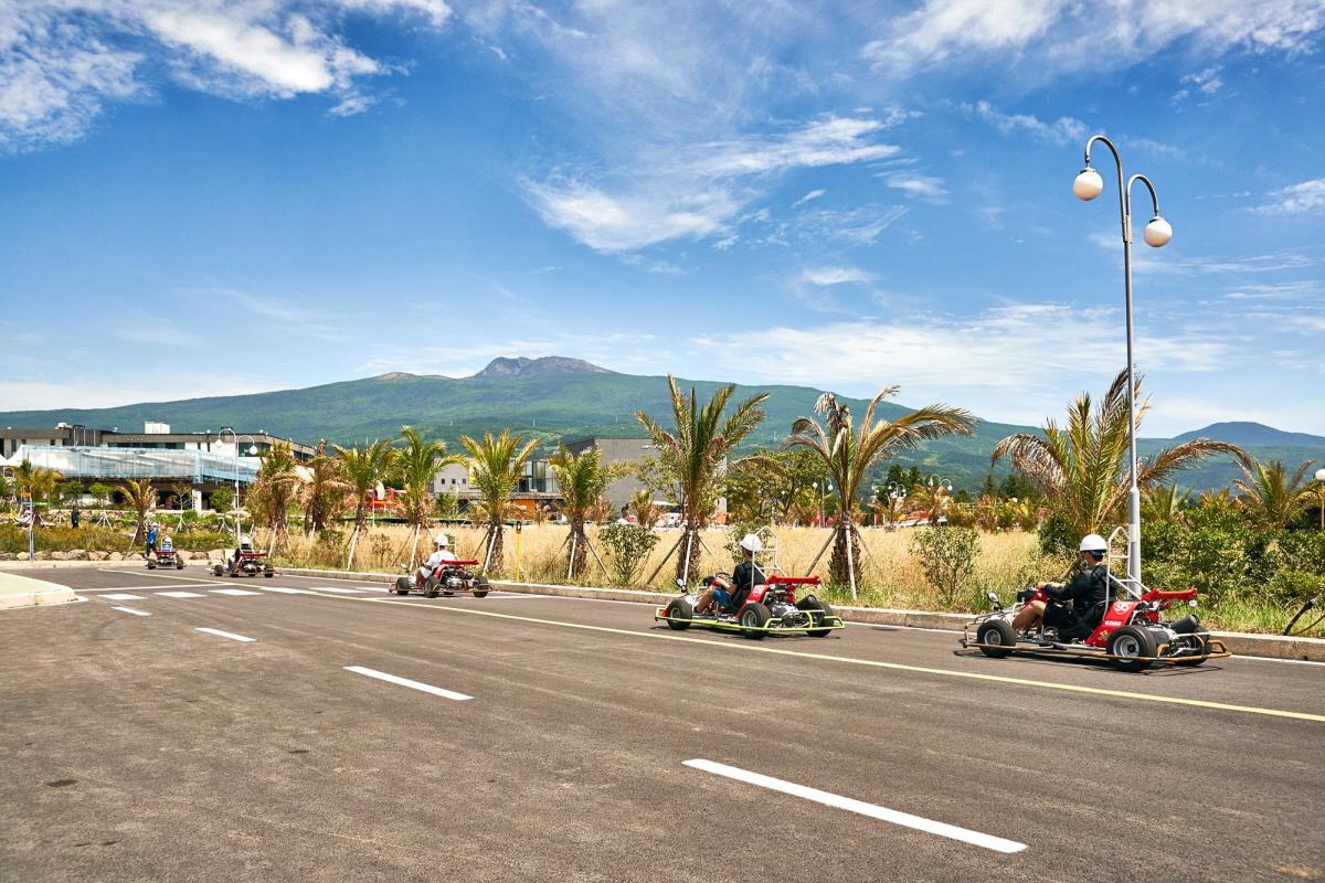 Wind 1947 Cart-Bahn mit Blick auf Mount Hallsan auf Jeju Island, Korea.