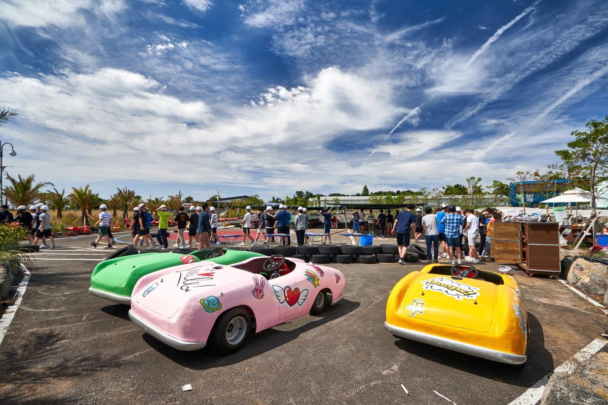 Eine bunte Kart-Bereitschaftszone auf der längsten Cart-Bahn von Jeju Island, Korea.