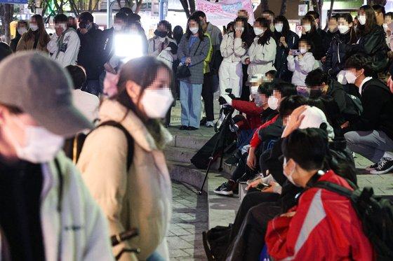 ソウル麻浦区弘大の若者の通りでのダンスバスキングを楽しむ観客たち、COVID-19の社会的距離措置緩和後、約3年ぶりに再開された公演