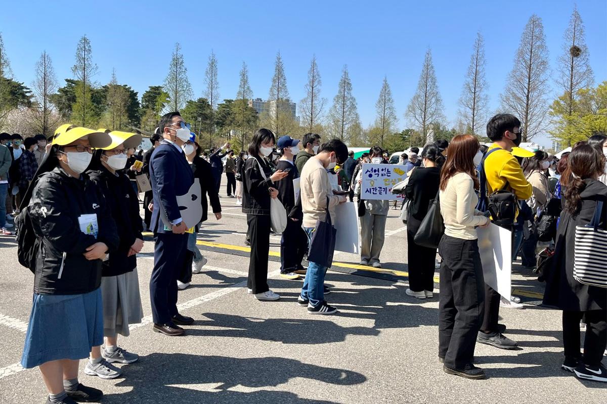 ชาวเกาหลีใต้มารวมตัวกันเพื่อรำลึกเหตุการณ์โศกนาฏกรรมเรือเซวอลที่สวนอันซาน