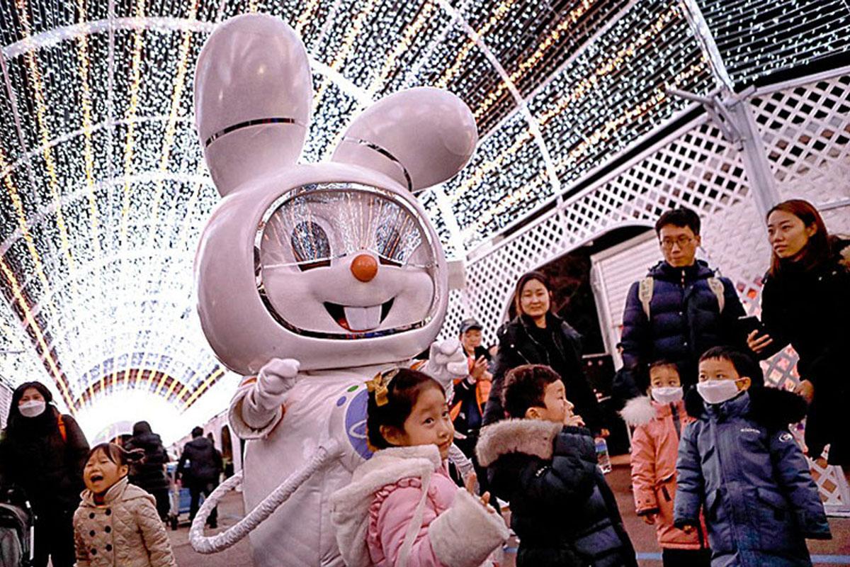 首爾樂園的夜間燈光裝飾，吸引家庭合影的熱門背景。