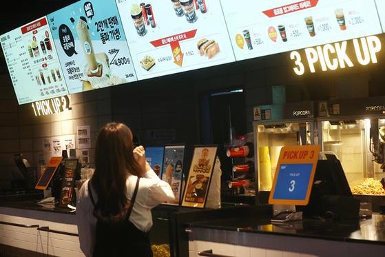 ソウルの映画館で女性がポップコーンを購入している様子