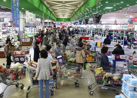 ソウルの大型マートで買い物をしている市民たちがレジで待っている様子