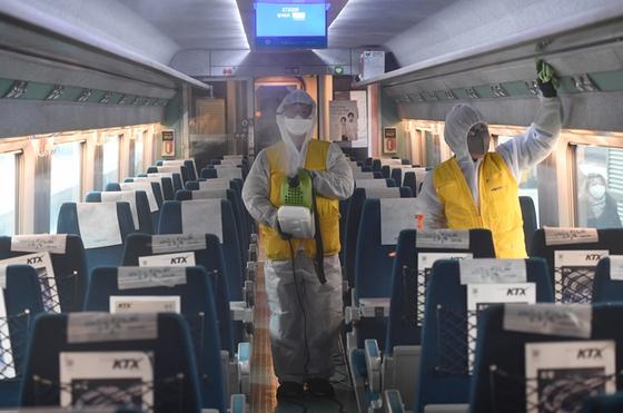 KTX列車内で防疫作業を行っているスタッフたちの画像