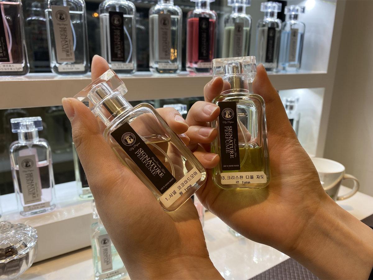 顧客在SCENT M.O.M.O.店內體驗調製香水的過程