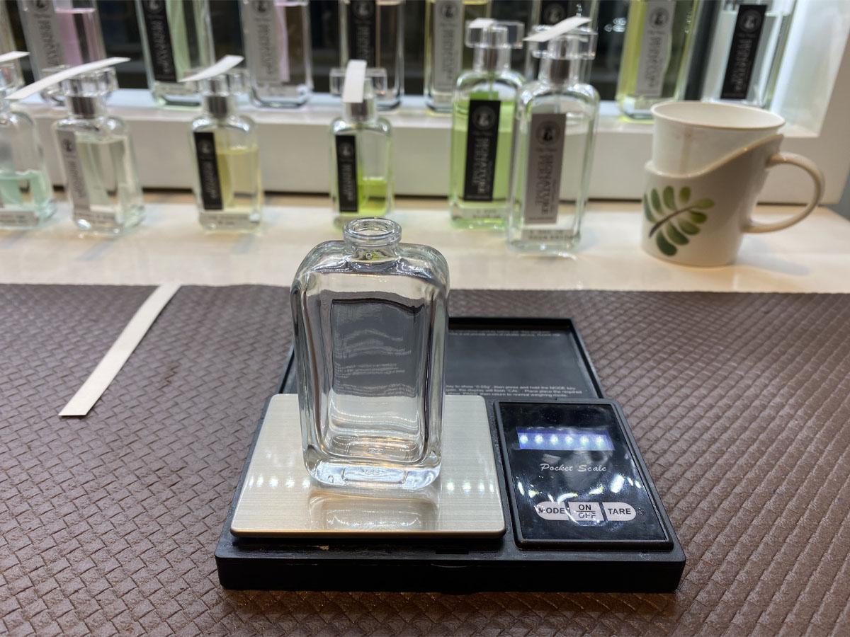 顧客拿著已調好的兩瓶香水，展示成果
