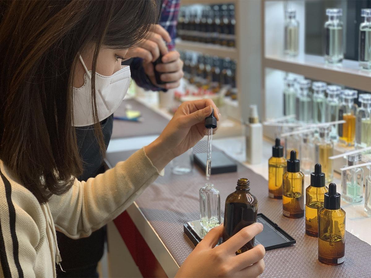 正在香水秤上秤量香水成分的空瓶子