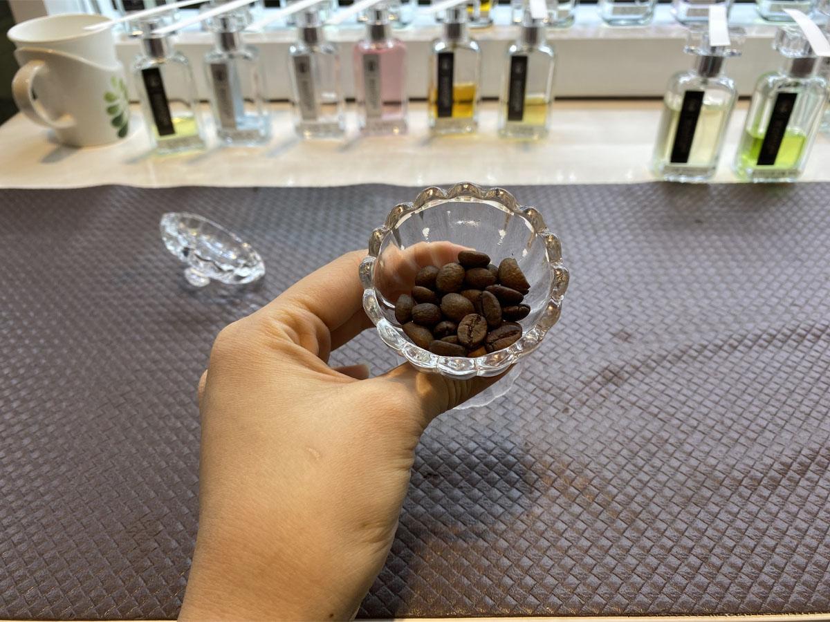 為了嗅覺調節，使用了一杯咖啡豆