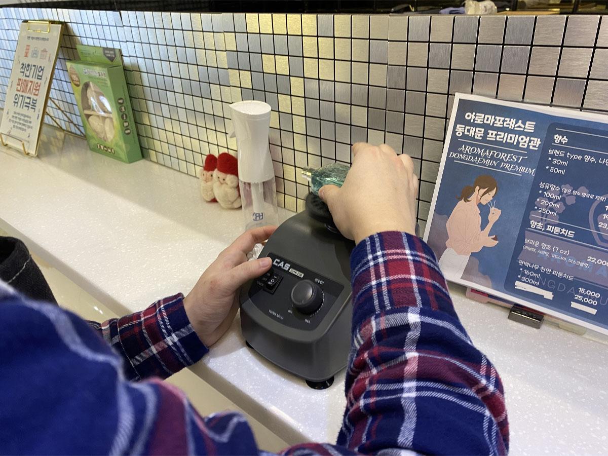 帶有天藍色的完成香水，展示在臺面上