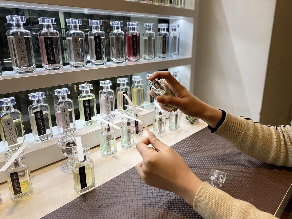 SCENT M.O.M.O.店內展示的多款香水瓶，各種不同顏色和香味
