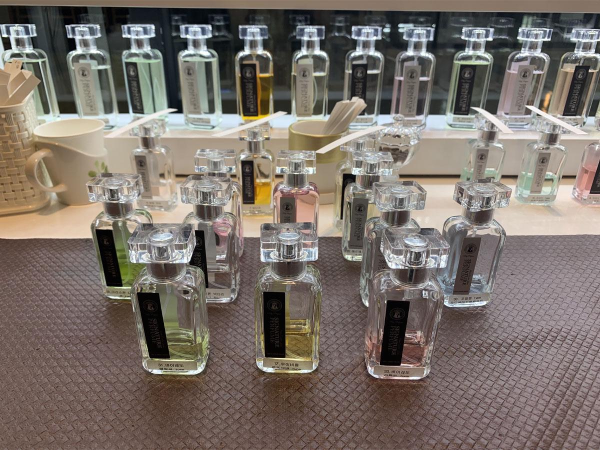 多種香水瓶擺放在展示臺上，供顧客挑選