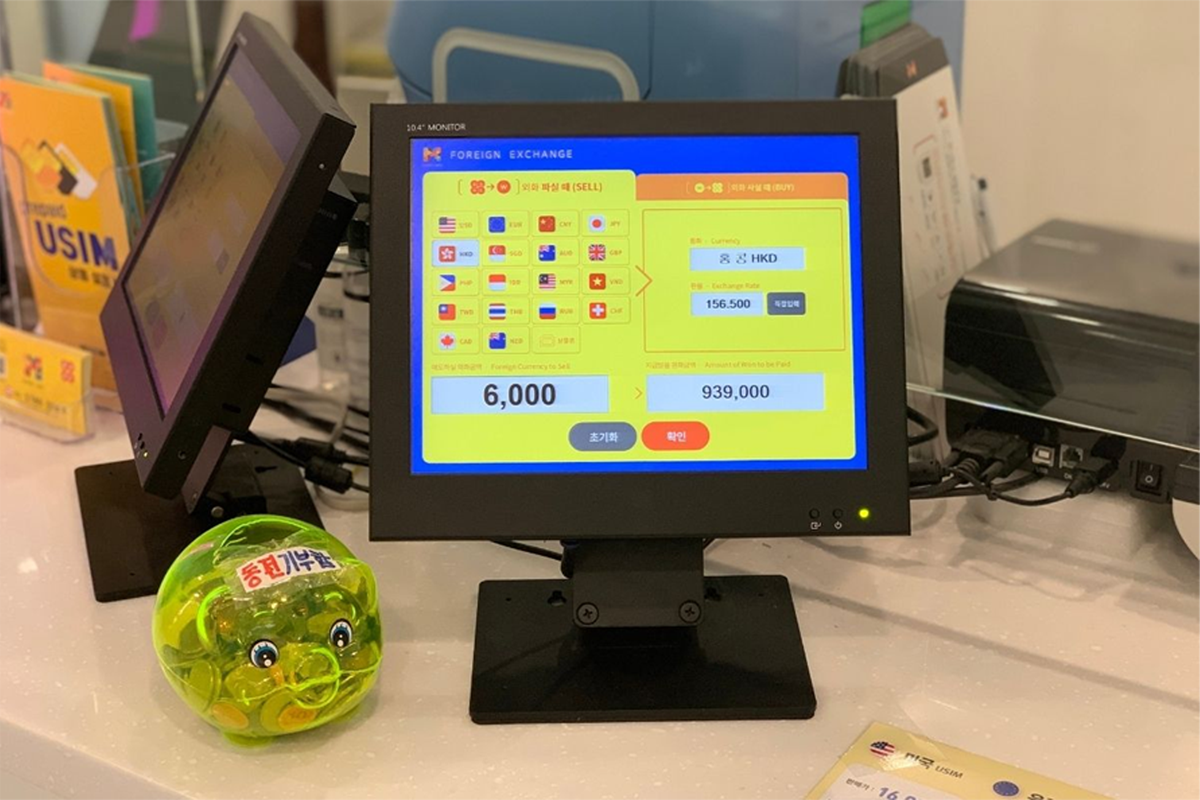 顯示屏幕上顯示了韓元和外幣的兑換匯率，用於明洞Money Box換錢閣的服務。