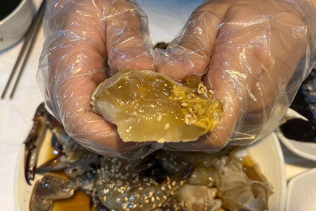 明贤万的延坪岛酱蟹，新鲜花蟹定食，展示酱蟹与米饭的精致搭配。