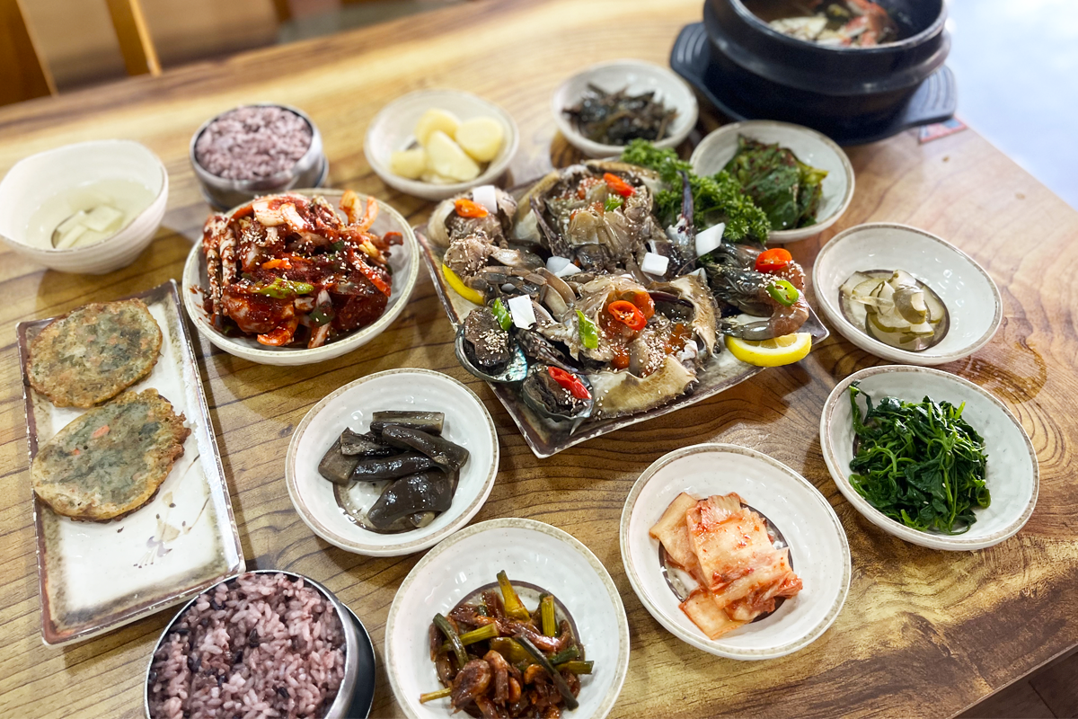 黄海酱蟹专卖店的特色餐点，展示各种韩式海鲜和小菜。