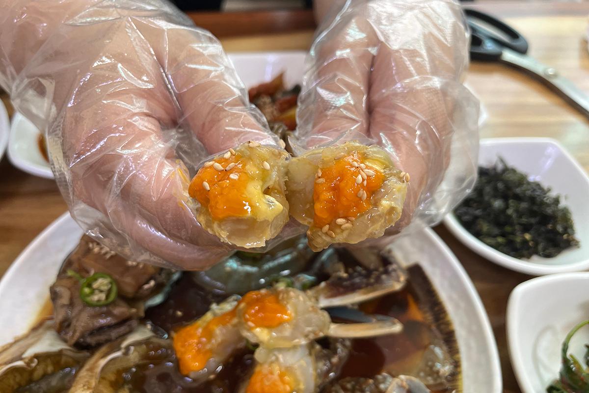 黄金酱蟹的肥美蟹卵，搭配独特酱料去除腥味。