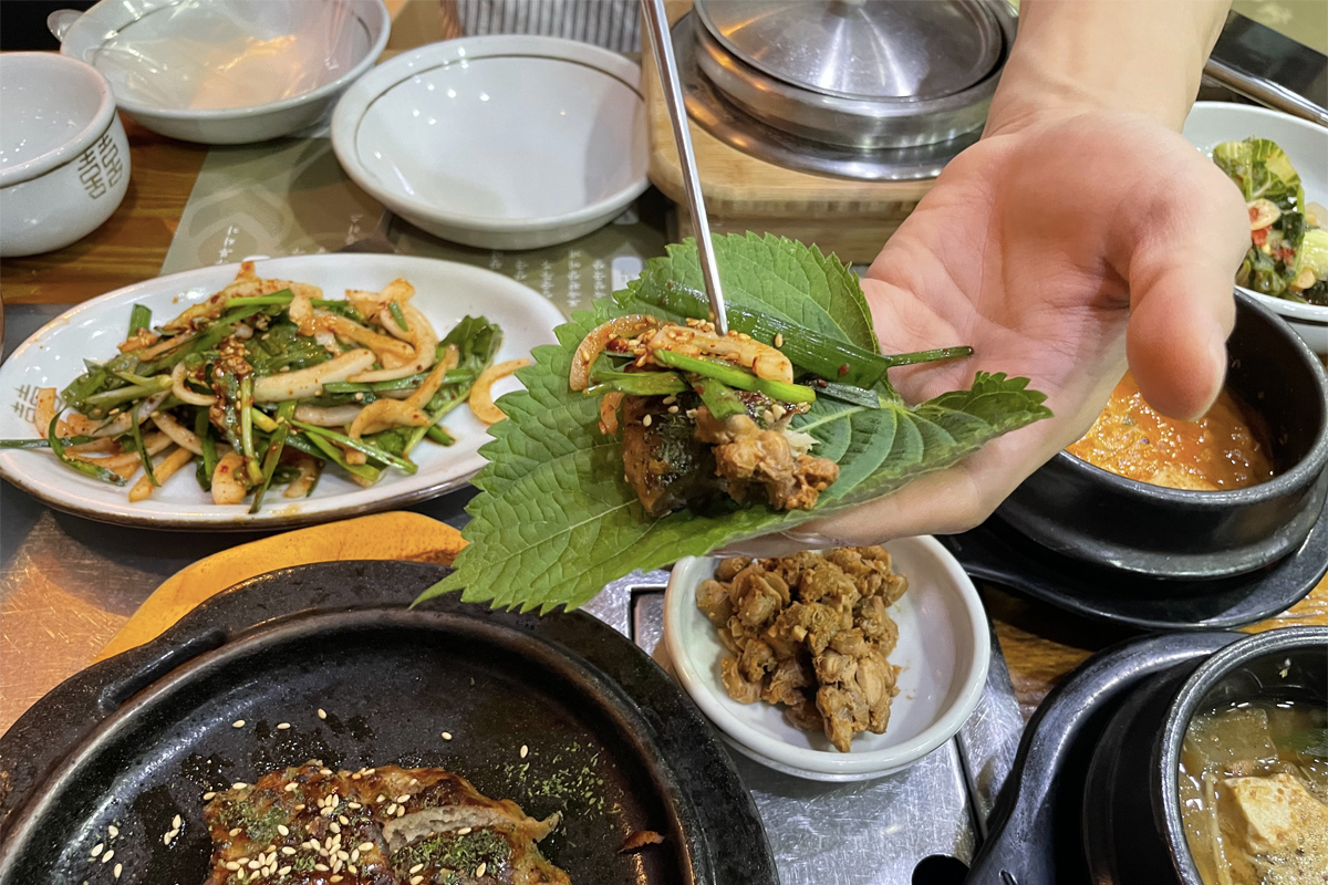 十二篮松岛店的清曲酱年糕，搭配紫苏叶包裹着吃，增添独特口感。