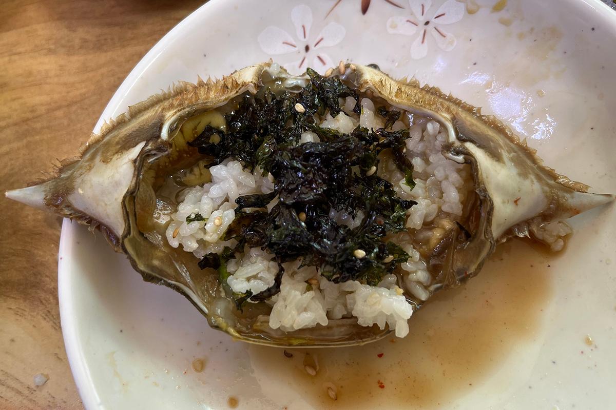 黄金酱蟹酱蟹搭配米饭和海苔享用的最佳方式。