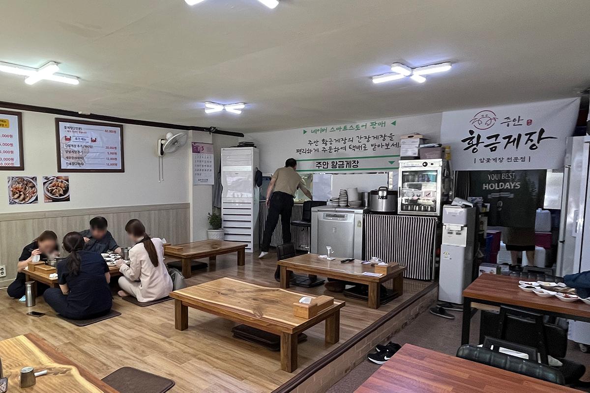 仁川美食黄金酱蟹的店内环境，传统韩式座位和现代装潢结合。