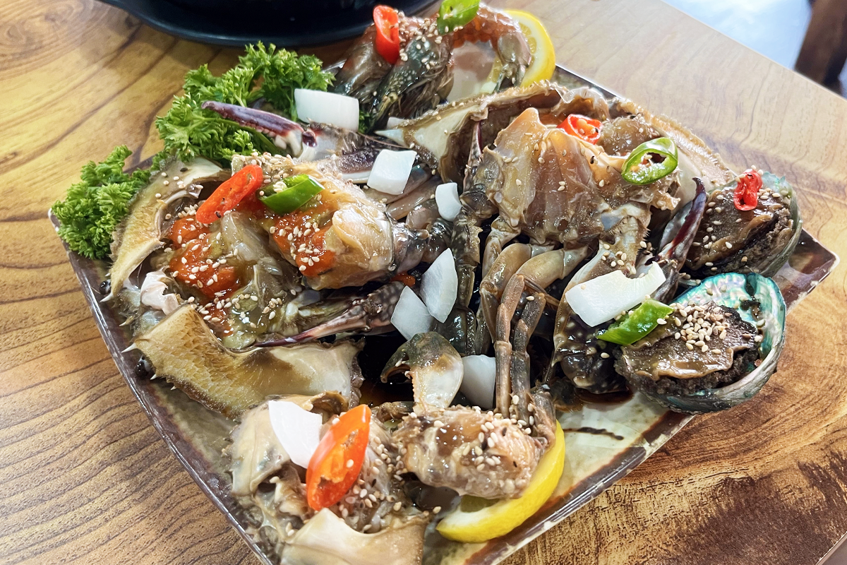 黄海酱蟹专卖店的酱蟹，制作工艺精细，以配合独特的酱料味道。