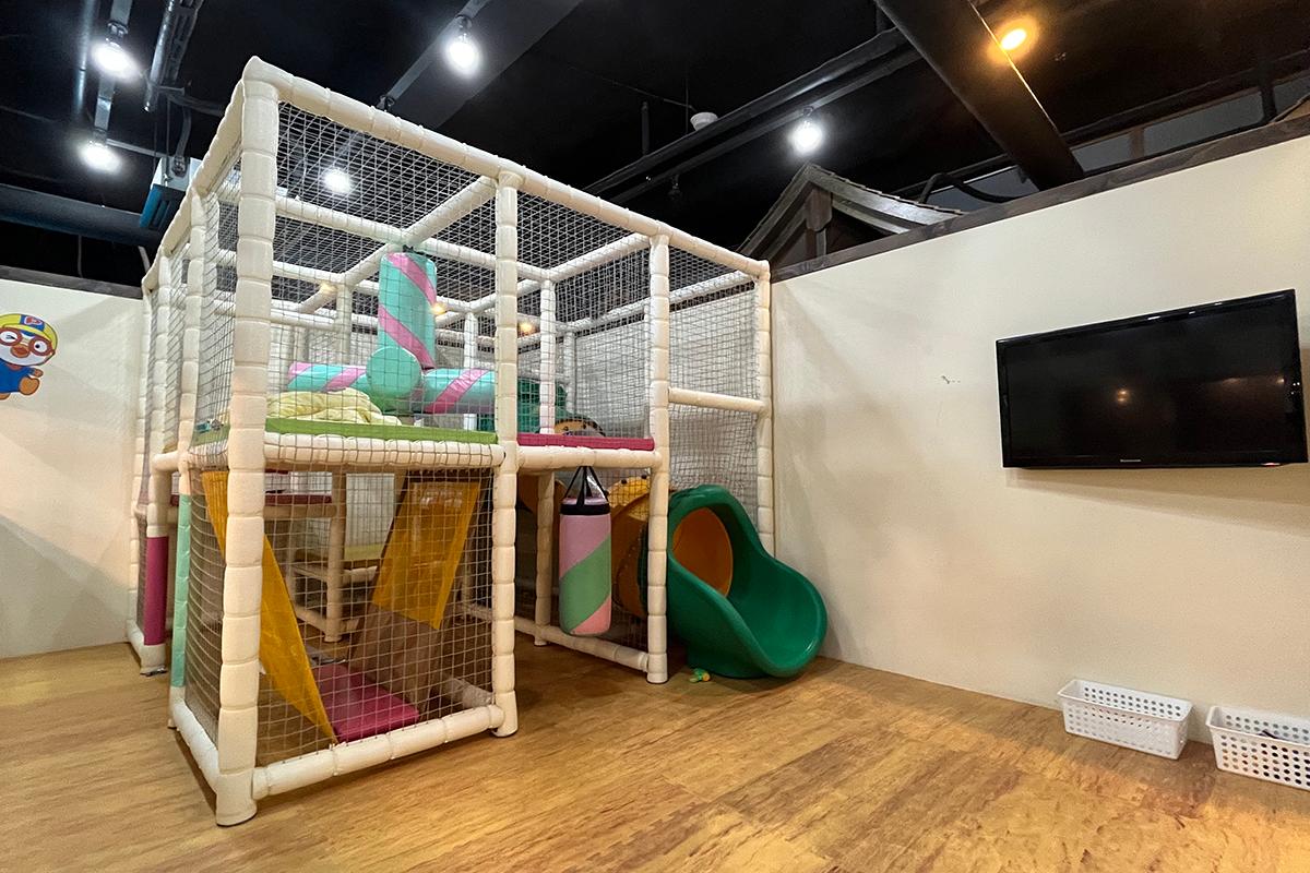 儿童游乐区设施，为家庭客人提供便利的用餐体验。