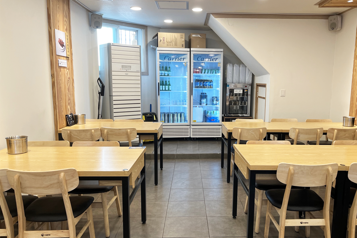 三代仁川酱蟹的用餐空间，干净明亮，为顾客提供舒适用餐体验。