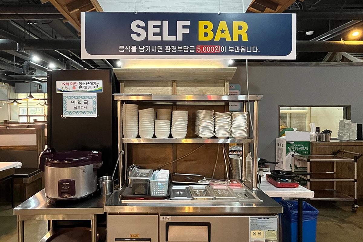 明贤万的延坪岛酱蟹自助吧，提供丰富的小菜选择。