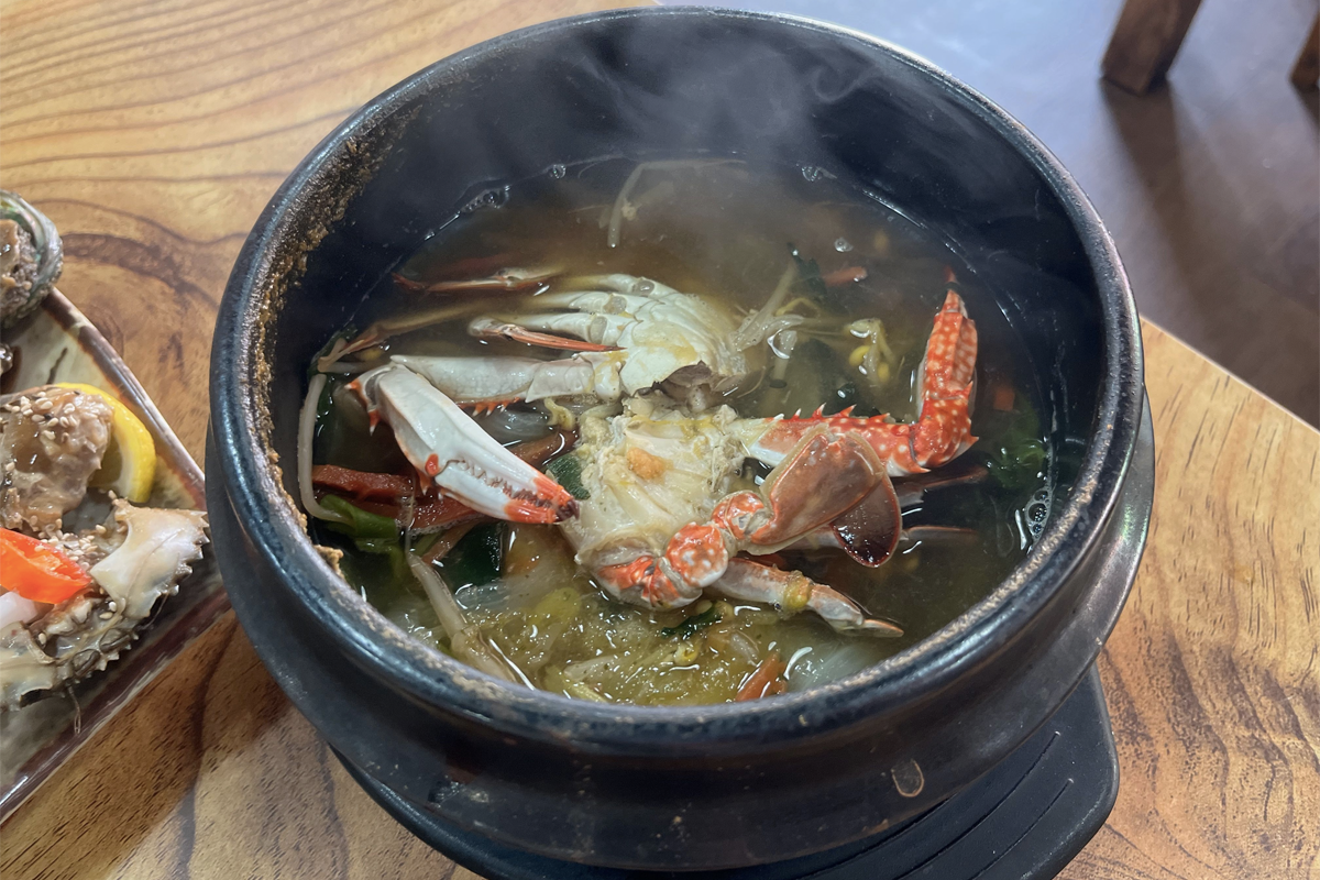 黄海酱蟹定食，展示韩式酱蟹与各式美味配菜的完美搭配。