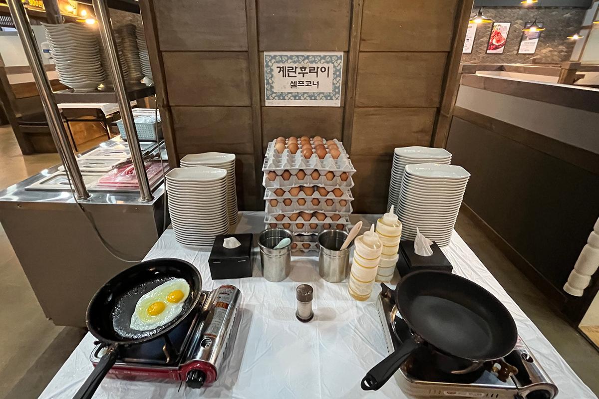 明贤万的延坪岛酱蟹自助吧，方便顾客自行操作的餐食选择。