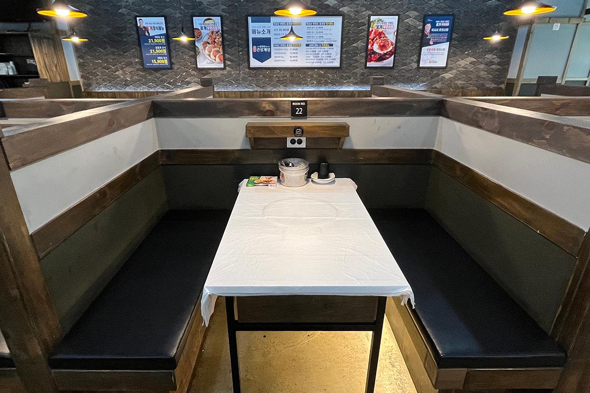 明贤万的延坪岛酱蟹黔丹店用餐空间，适合家庭聚餐的舒适环境。