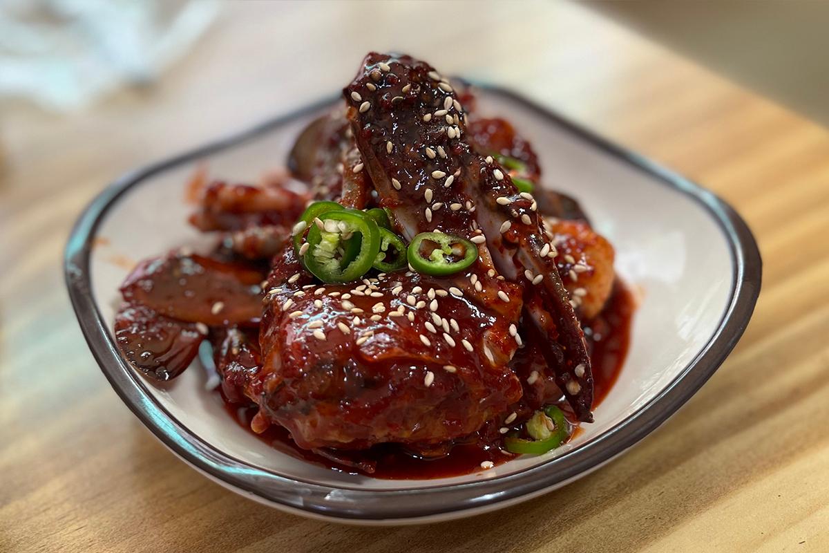 黄金酱蟹的辣味酱蟹，香辣可口，搭配新鲜配菜。