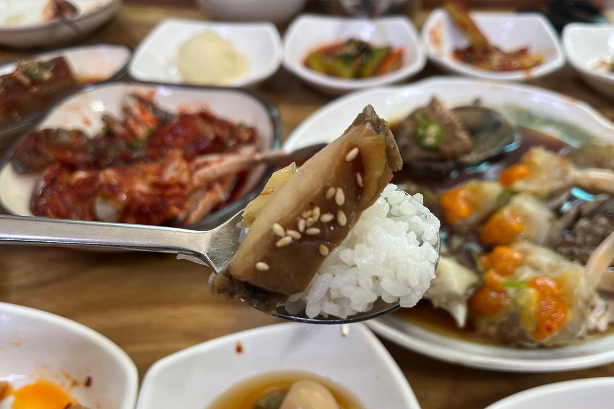 黄金酱蟹的丰盛海鲜定食，包括虾蟹和鲍鱼腌制品。