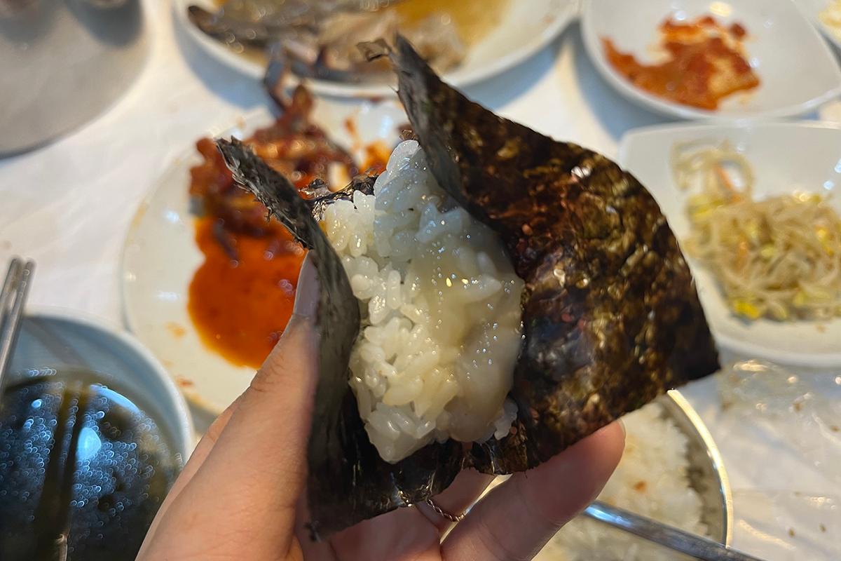 仁川明贤万酱蟹，韩式辣酱蟹的诱人展示，顶部撒有芝麻。