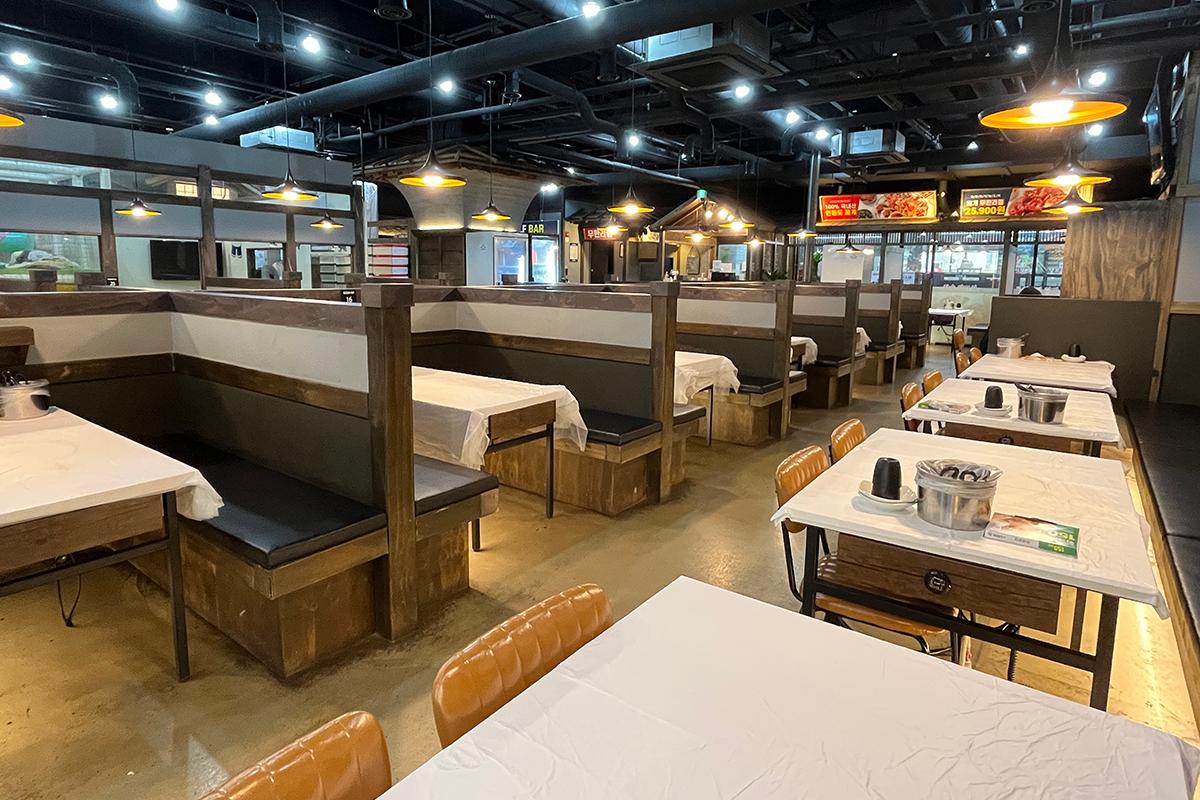 明贤万的延坪岛酱蟹黔丹店内部，宽敞的用餐区域。