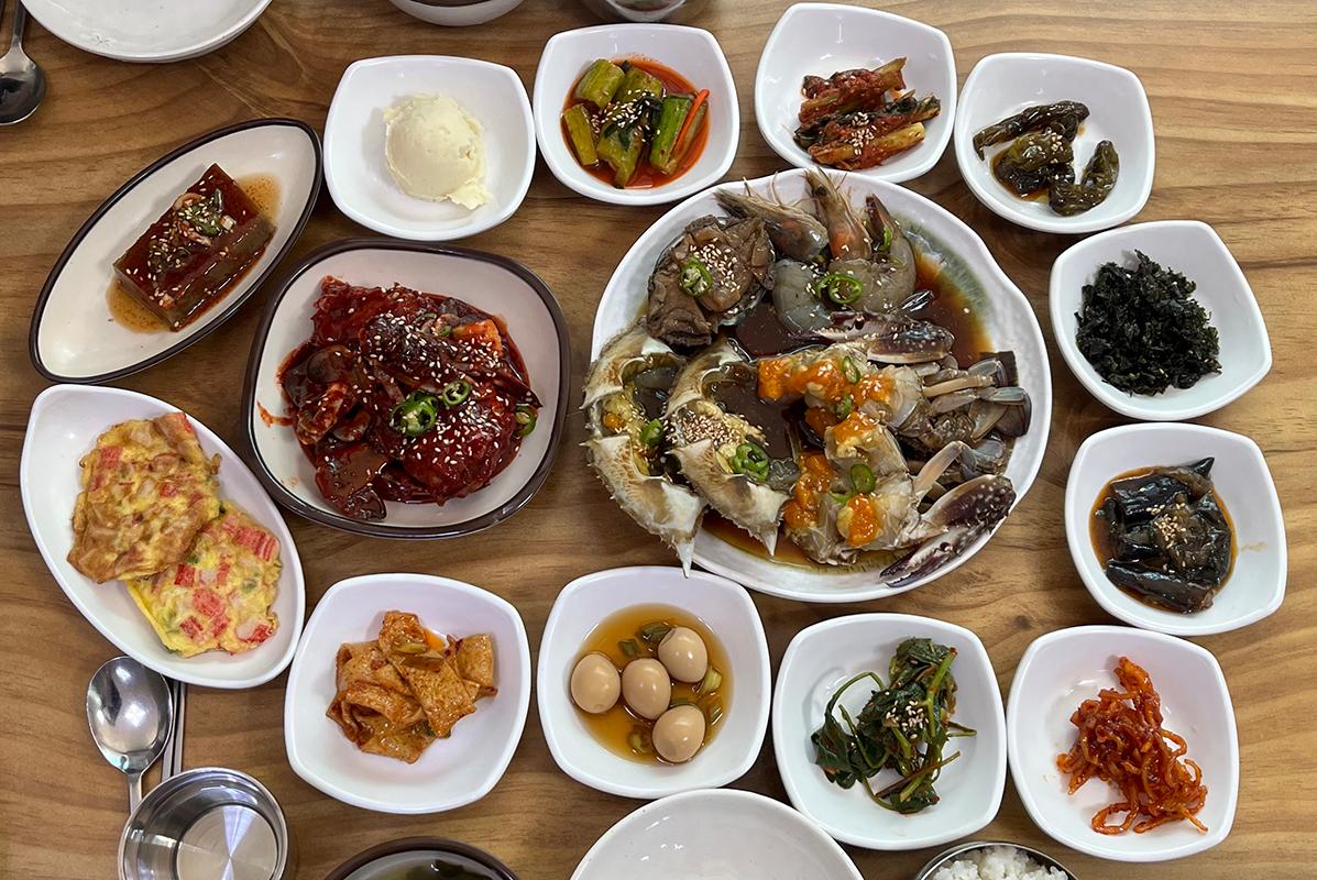 黄金酱蟹的综合定食，丰盛的韩式家庭餐，搭配多样小菜。