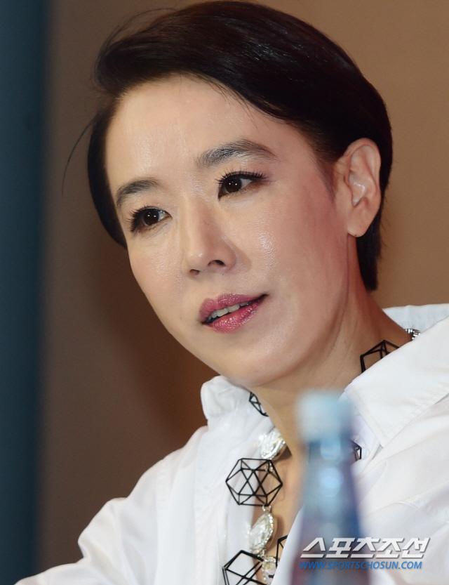 韓国の女優カン・スヨンさんのコンサート場での姿。彼女は韓国映画界で50年にわたり活躍し、ベニス映画祭とモスクワ映画祭で主演女優賞を受賞したことで知られる。