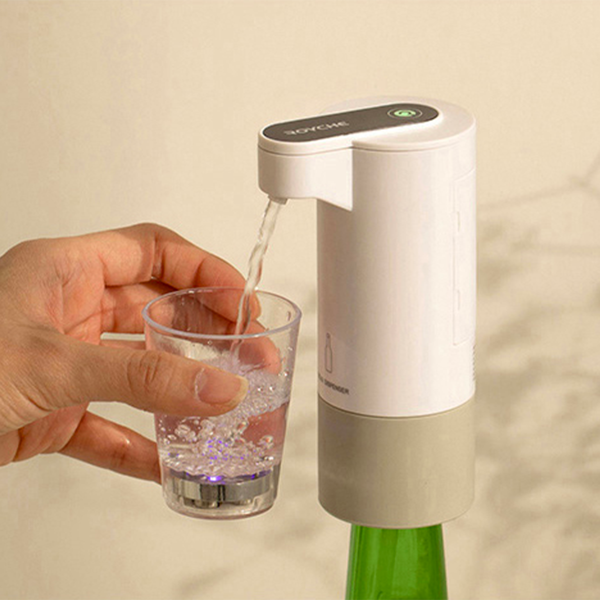 Автоматаар сожу тариалагчийг аяганд хийж буй зураг.