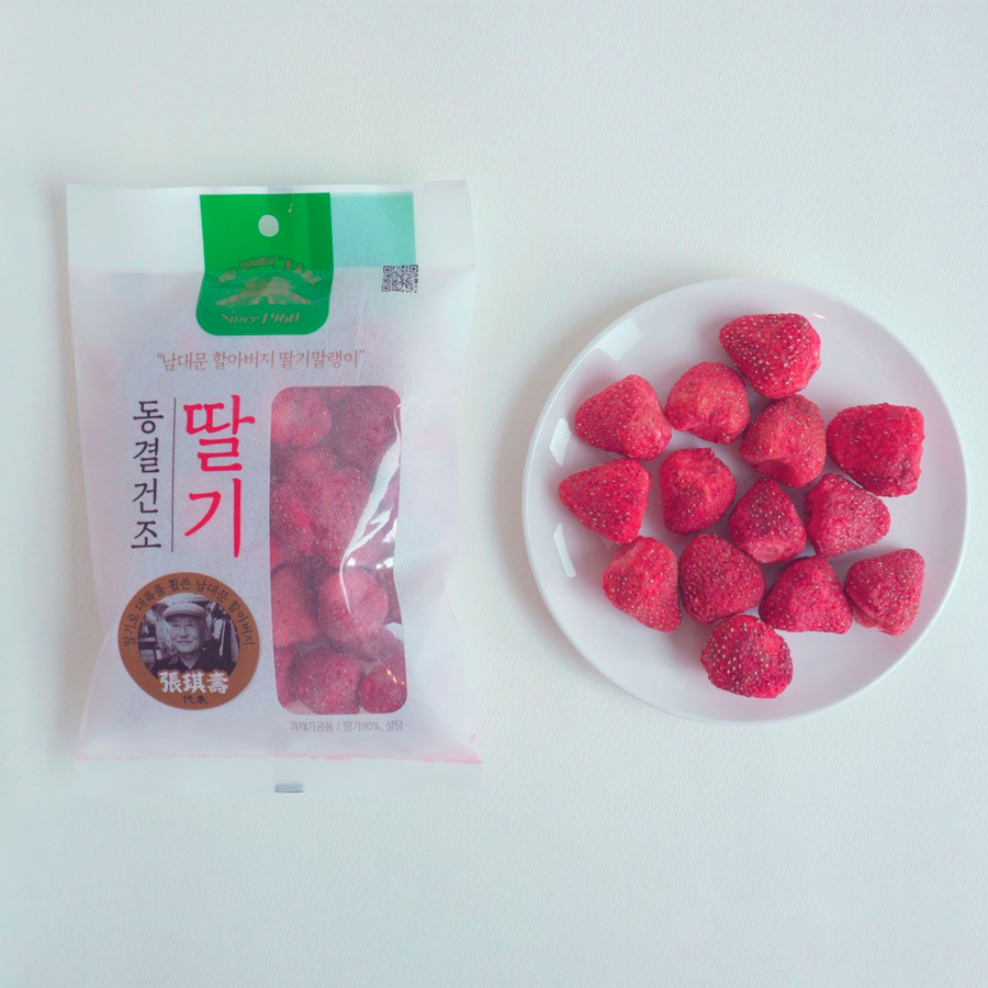 Empaque de fresas liofilizadas y plato con fresas secas que parecen galletas.