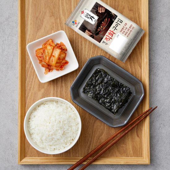 Paquete de alga marina para asar de Bibigo junto a un plato de arroz.