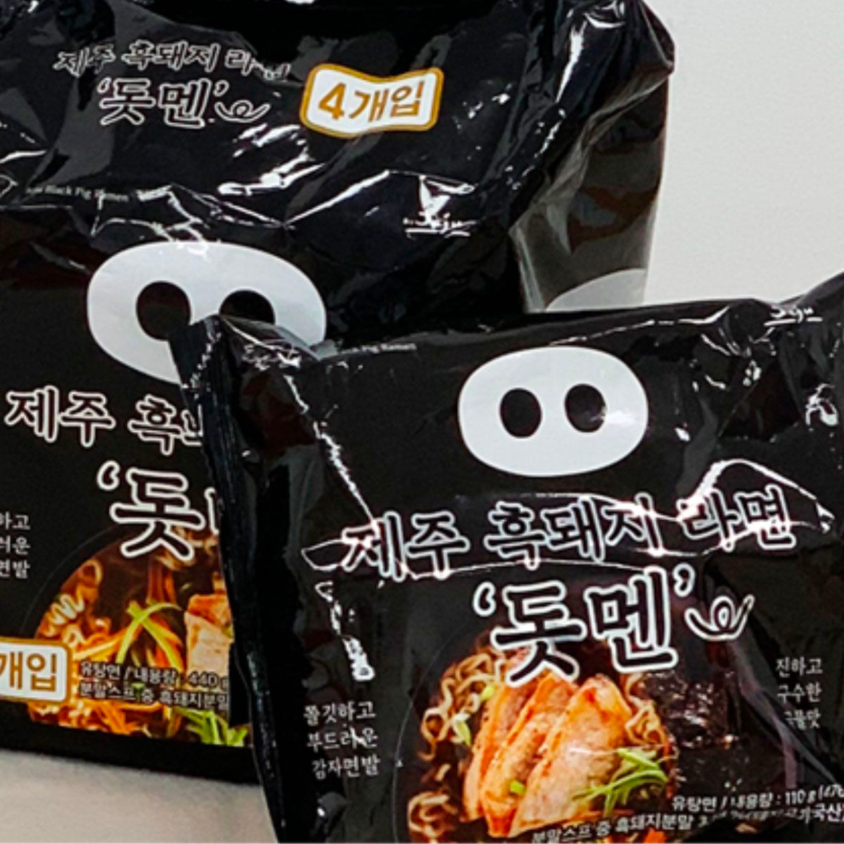 Paquetes de ramen instantáneo de cerdo negro Jeju en empaque negro.