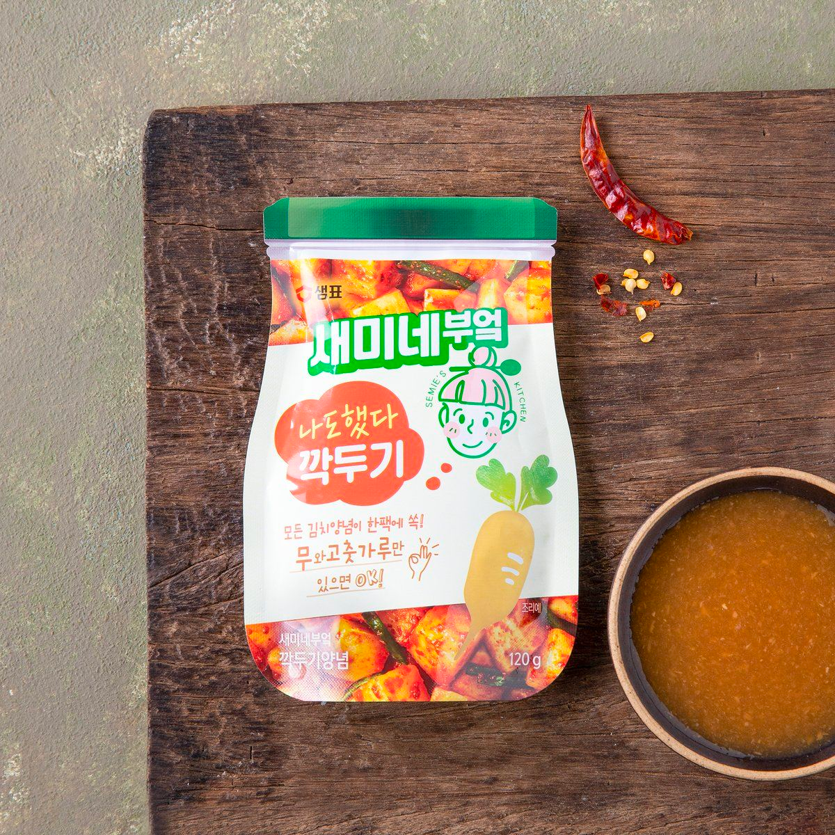 Kimchi fresco envasado de Semie's Kitchen sobre una tabla.