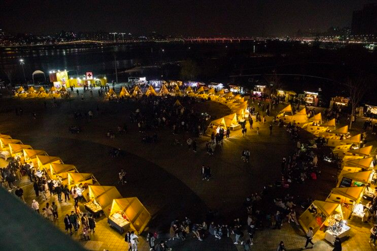 漢江の川沿いに広がる月光広場でのナイトマーケットがにぎわう夜の様子