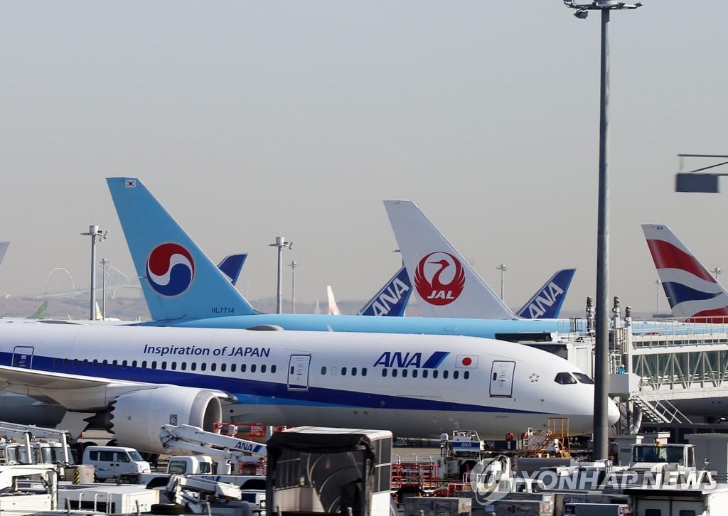 韓国と日本の航空機が並ぶ羽田空港の滑走路、出入国検疫の変更が影響する国際空港の景色