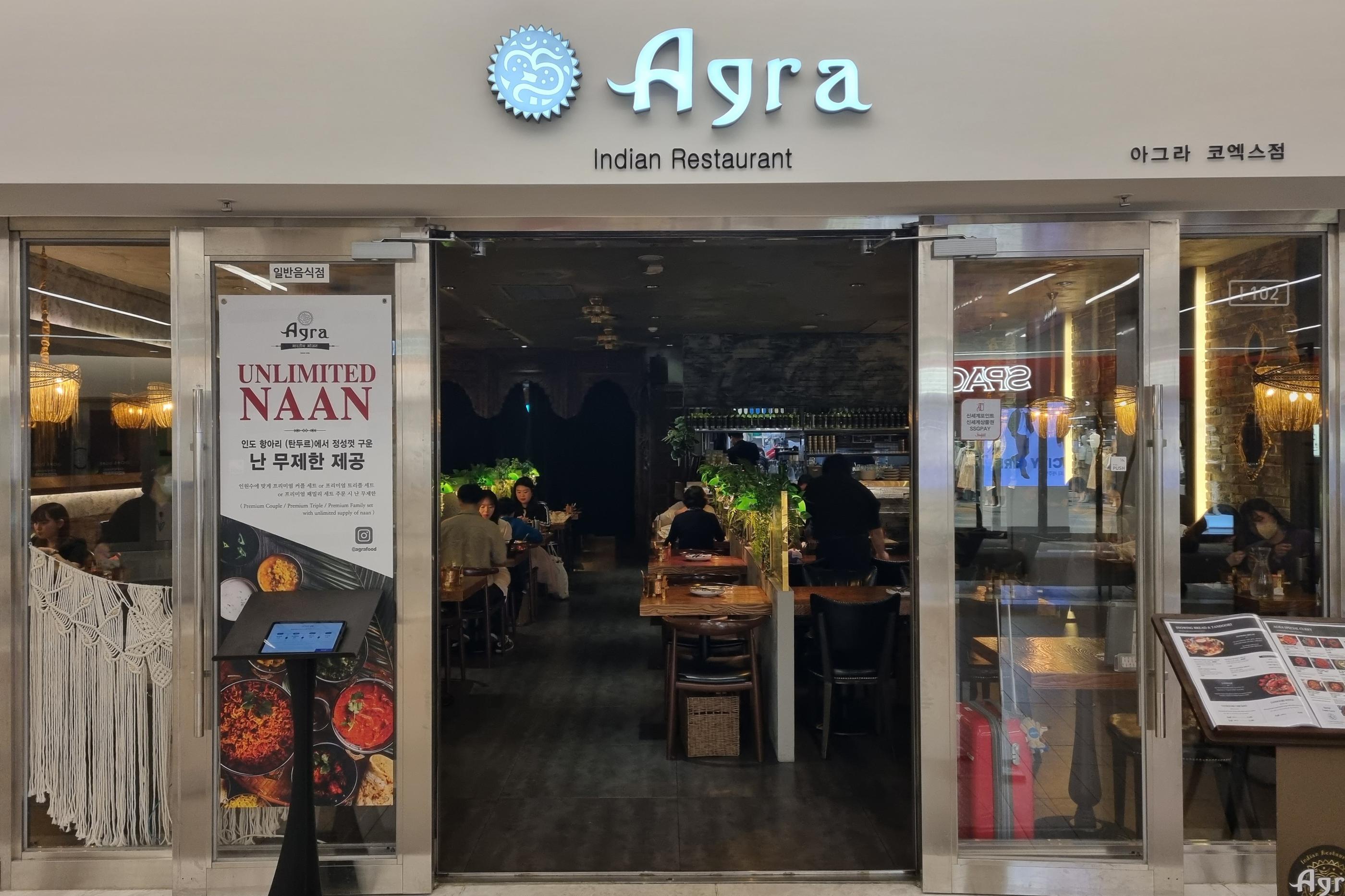 COEXモール内の通路に並ぶショップと来訪者の様子