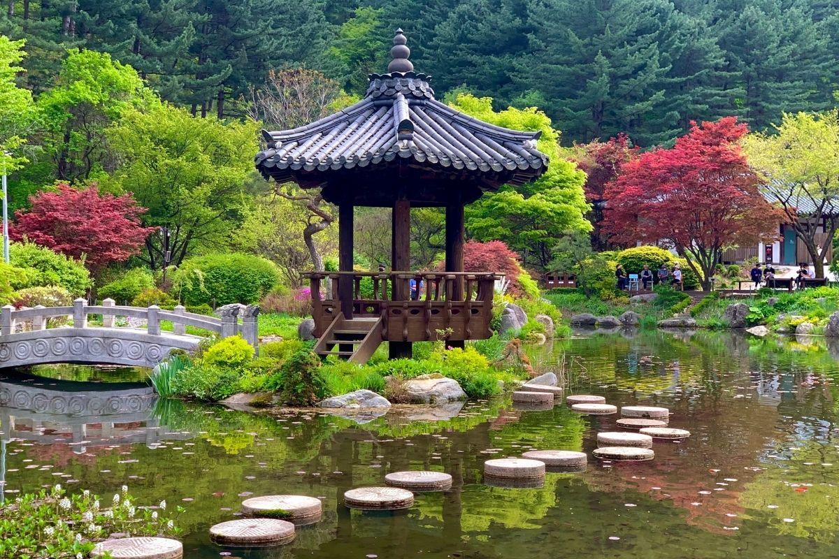 vườn có hồ ở  The Garden of Morning Calm, gapyeong, gần đảo nami